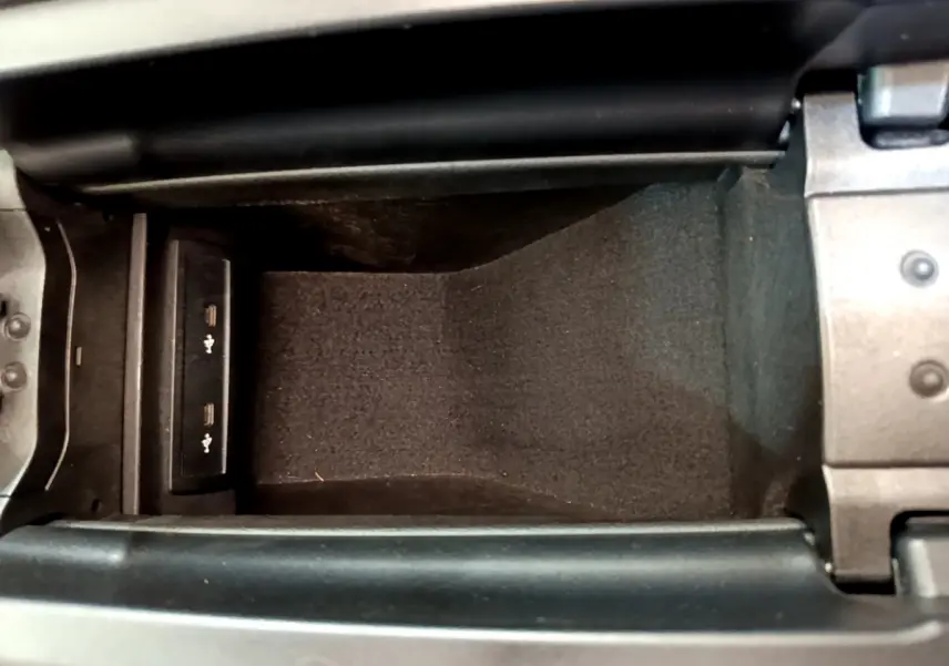 Vue en plongée de la console centrale noire du Mercedes CLA 200 d AMG Line 2021 avec ports USB intégrés.