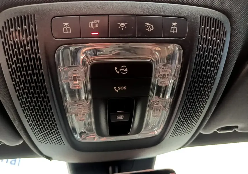 Vue en gros plan du plafonnier intérieur noir avec commandes d'appel d'urgence et éclairage de la Mercedes CLA 200 d AMG Line 2021.