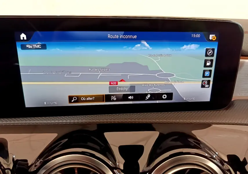 Écran tactile central du tableau de bord de la Mercedes CLA 200 d AMG Line noir, affichant la navigation GPS en mode 3D.
