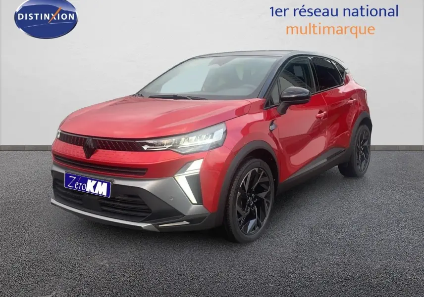Renault Captur E-Tech hybride rouge passion toit noir, vue 3/4 avant droit avec jantes noires distinctives.
