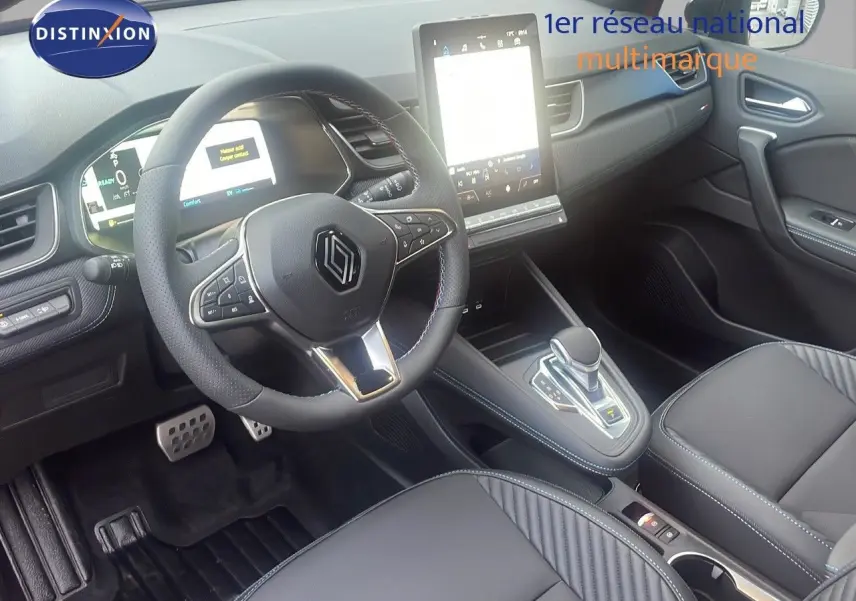 Vue intérieure côté conducteur du Renault Captur E-Tech Hybrid 2025, avec volant multifonction et écran tactile central.