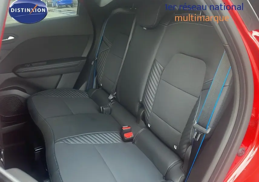 Vue intérieure arrière du Renault Captur rouge passion, sièges noirs avec surpiqûres bleues et ceinture assortie.