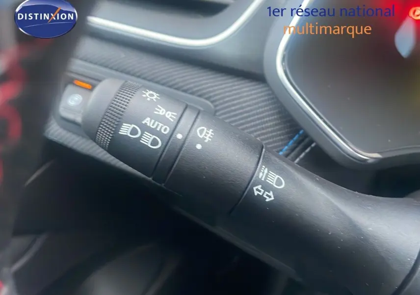Gros plan sur la commande des feux et clignotants dans l’habitacle du Renault Captur E-Tech hybride 2025, détail noir.