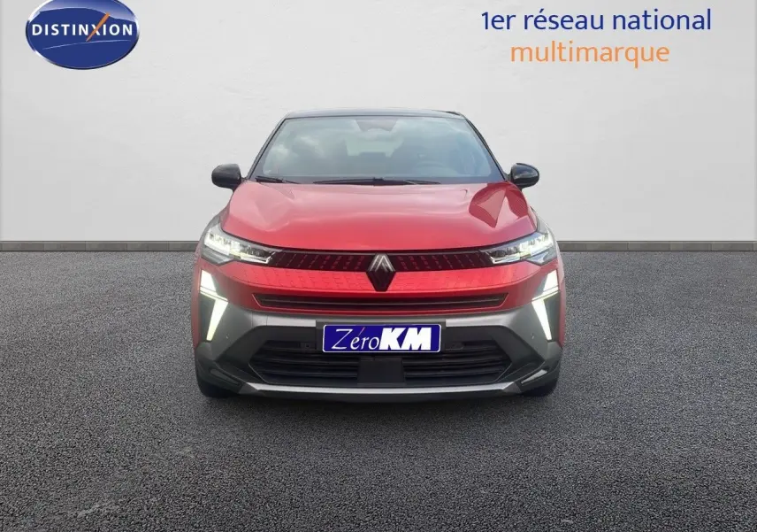 Vue frontale du Renault Captur E-Tech hybride rouge passion avec toit noir et éclairage LED allumé.