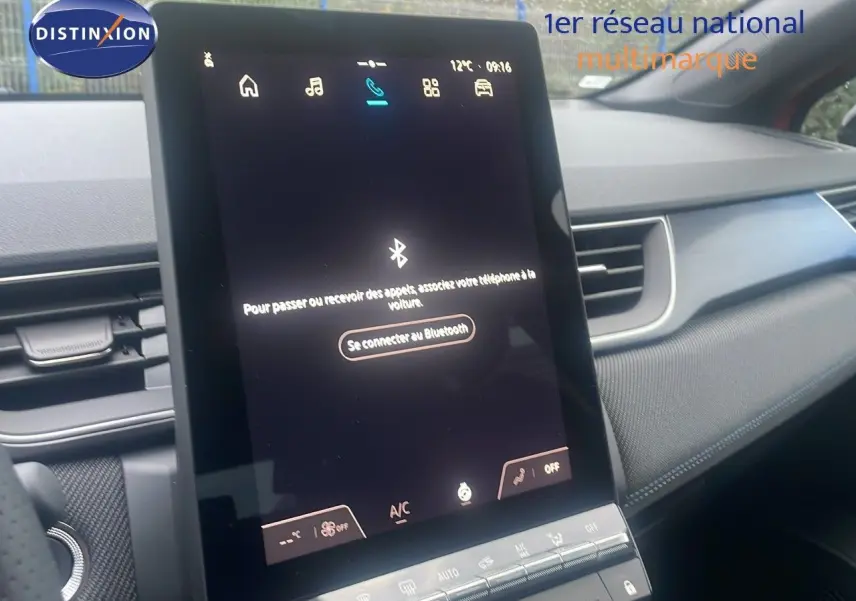 Vue intérieure centrée sur l’écran tactile vertical du tableau de bord du Renault Captur E-Tech hybride 2025.