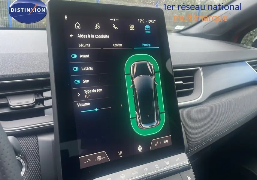 Vue intérieure centrée sur l'écran tactile du tableau de bord du Renault Captur E-Tech rouge, affichant les aides à la conduite.