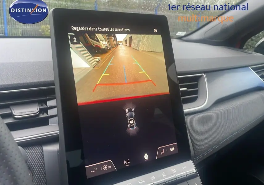 Vue intérieure du tableau de bord du Renault Captur E-Tech Hybrid 2025, écran tactile affichant la caméra de recul.