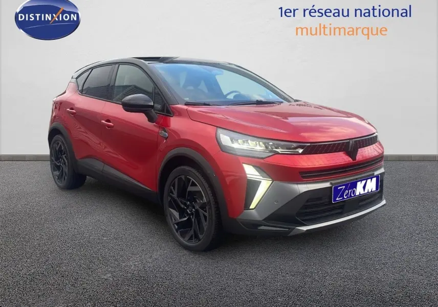 Renault Captur E-Tech hybride rouge passion toit noir, vue 3/4 avant avec feux LED et jantes noires.