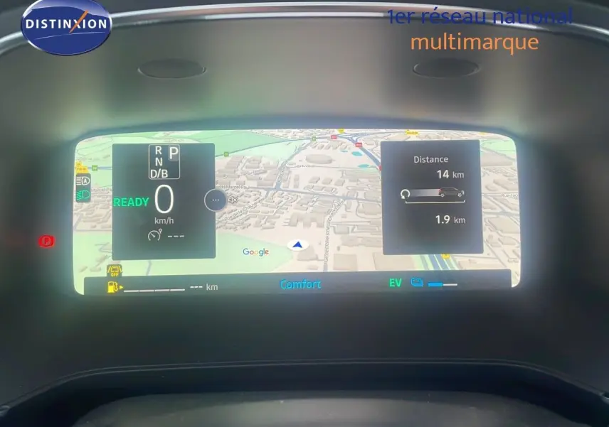 Tableau de bord numérique du Renault Captur E-Tech hybride, affichant la navigation et l'état du véhicule.
