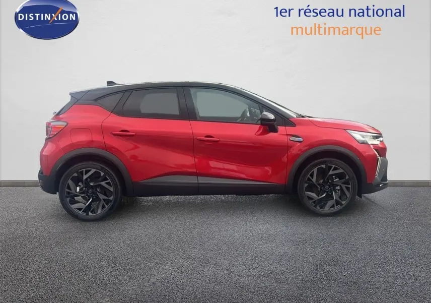 Profil droit d'un Renault Captur E-Tech hybride rouge passion avec toit noir, jantes noires et détails sportifs Alpine.
