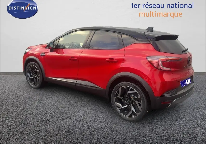 Renault Captur E-Tech hybride rouge passion toit noir, vue 3/4 arrière côté droit, jantes noires distinctives.