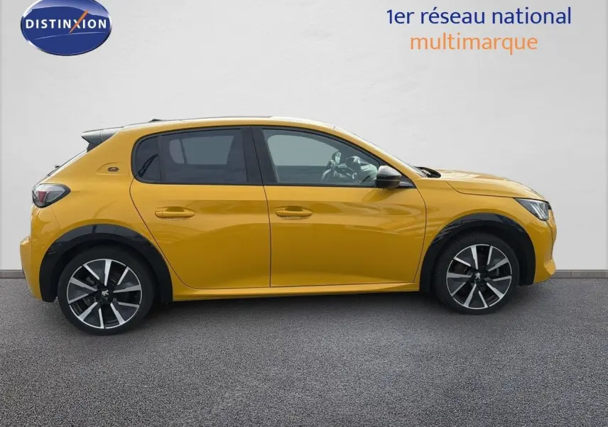 Profil droit d'une Peugeot 208 électrique jaune Faro métal avec toit noir et jantes alu bi-ton 17 pouces.