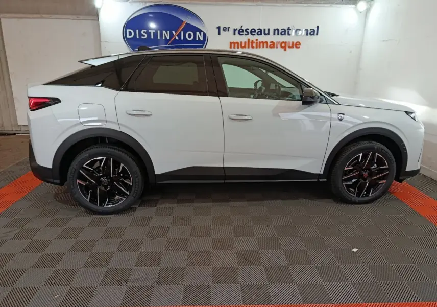 Profil côté gauche du Peugeot 3008 blanc 2025 avec toit noir et jantes noires en intérieur showroom