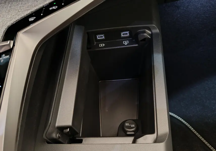 Vue rapprochée de la console centrale du Peugeot 3008 blanc 2025, montrant ports USB et prise 12V intégrés.