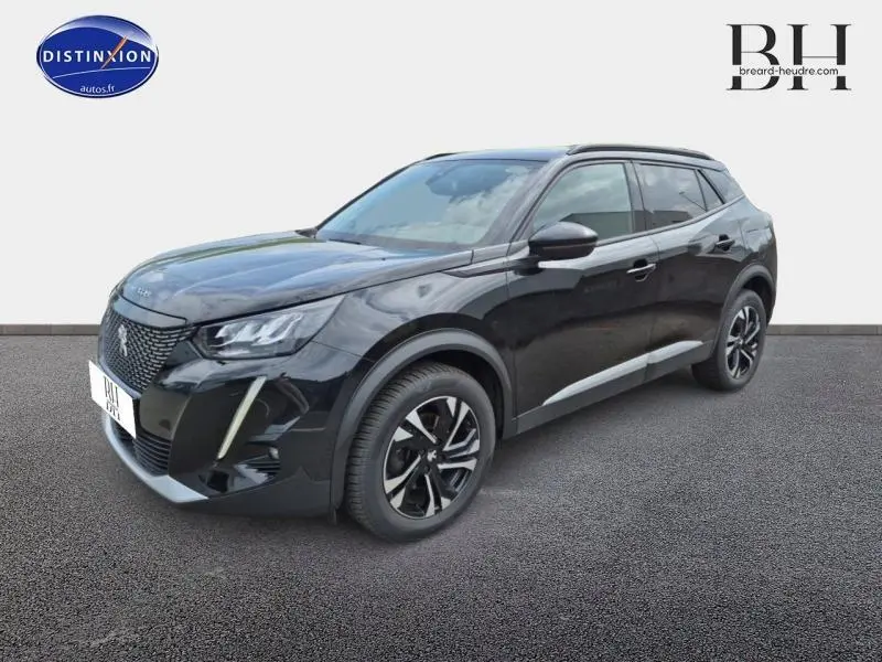 Peugeot 2008 noir Perla Nera vue 3/4 avant droit, jantes alu et feux LED distinctifs visibles.