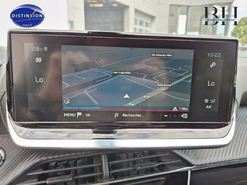 Écran tactile central du tableau de bord du Peugeot 2008 noir Perla Nera, affichant la navigation GPS en mode 3D.