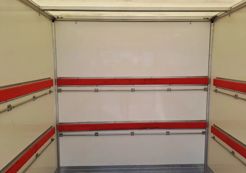 Vue intérieure de la cabine de chargement blanche du Nissan Interstar Chassis Cabine 2024 avec renforts rouges horizontaux.