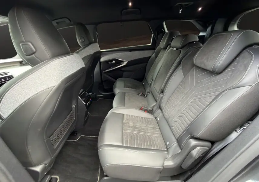 Vue latérale intérieure côté droit des sièges arrière en Alcantara gris du Peugeot 5008 2025 finition GT.