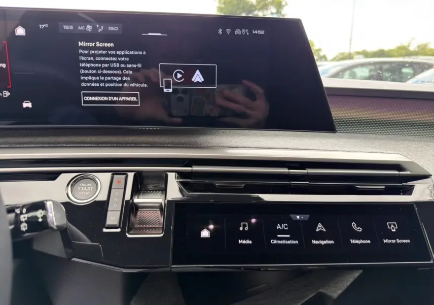 Vue rapprochée de la planche de bord du Peugeot 5008 2025, avec écran tactile et commandes digitales noires.