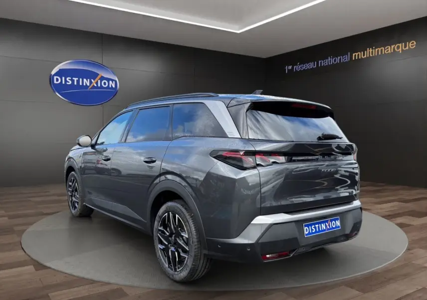 Peugeot 5008 gris foncé en 3/4 arrière droit, avec jantes noires et toit noir brillant, en showroom.