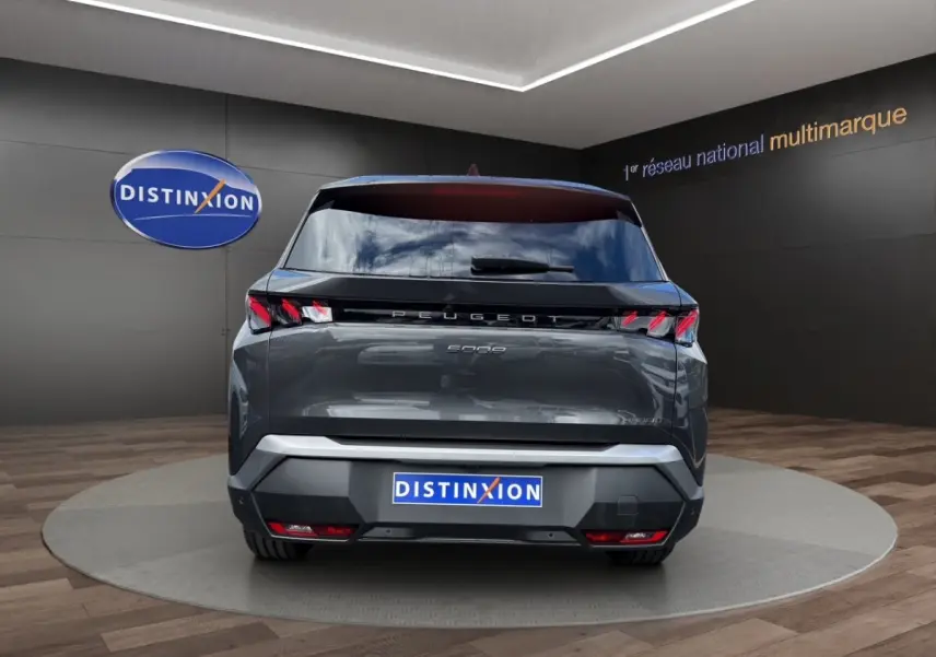Vue arrière d'un Peugeot 5008 gris foncé avec feux LED distinctifs et logo PEUGEOT lumineux.