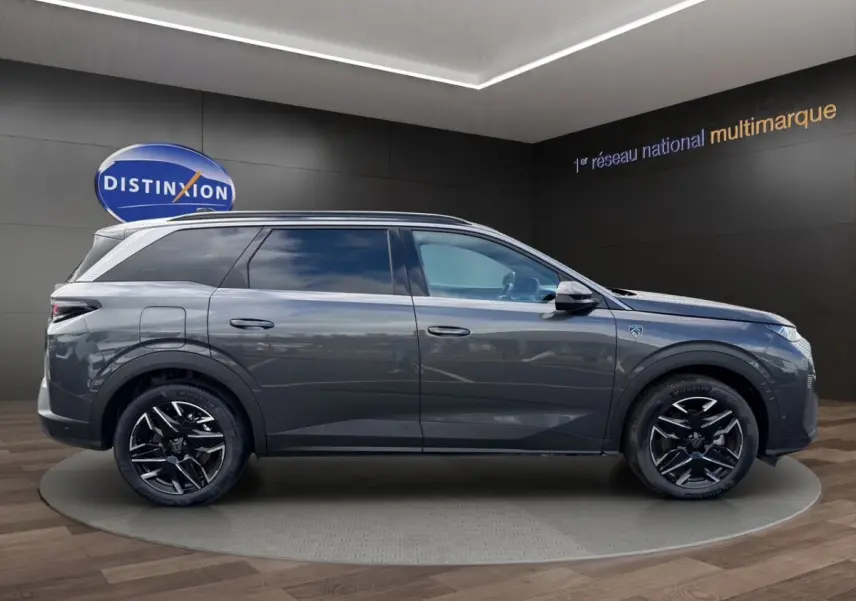 Peugeot 5008 gris foncé vue de profil côté gauche, avec jantes noires et toit ouvrant panoramique.