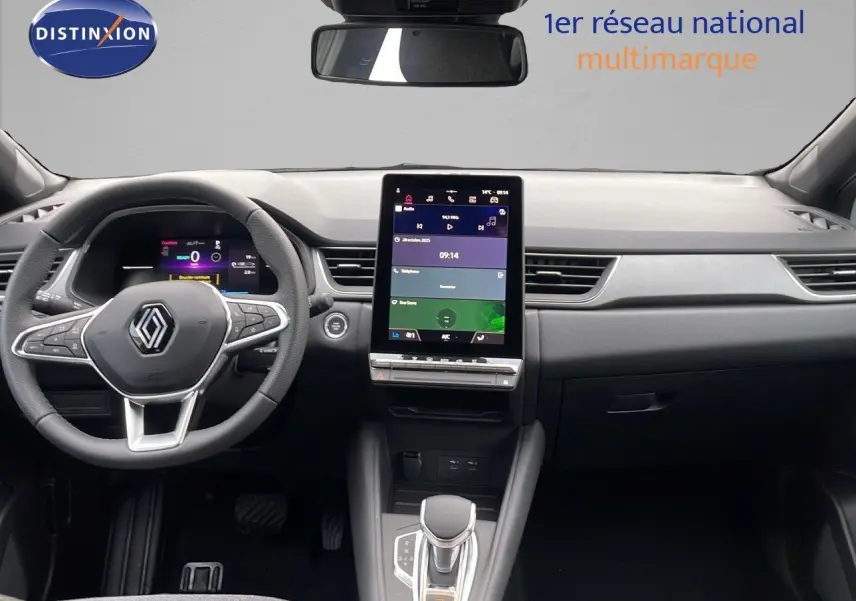 Intérieur du Renault Captur E-Tech hybride 2025, vue frontale du tableau de bord avec écran tactile vertical et volant multifonction.