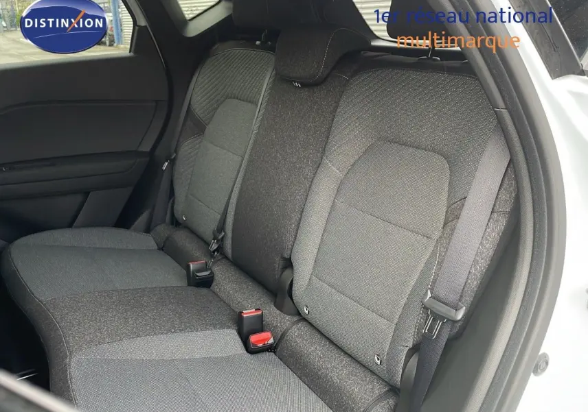 Vue du siège arrière droit en tissu gris du Renault Captur E-Tech hybride blanc nacré avec porte ouverte.