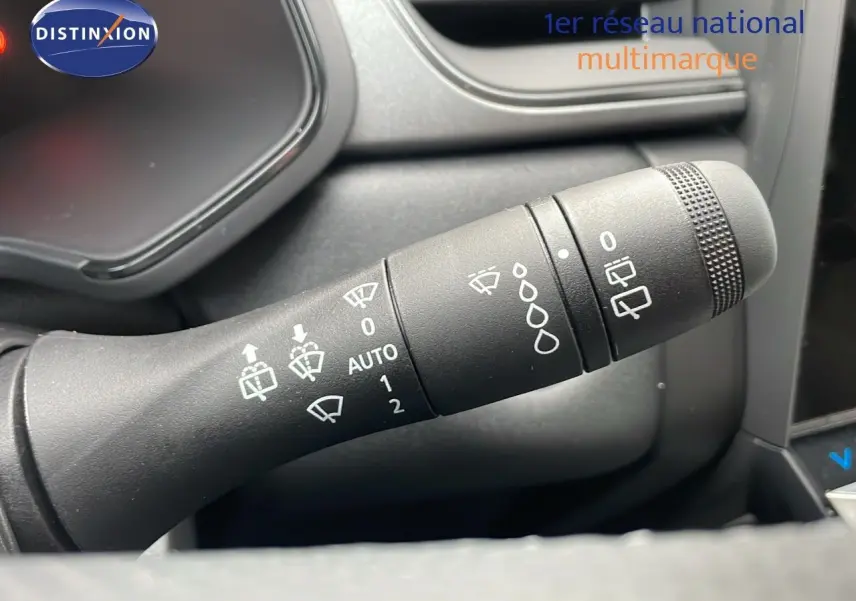 Gros plan sur la commande d'essuie-glace du Renault Captur blanc nacré, montrant les réglages automatiques et manuels.