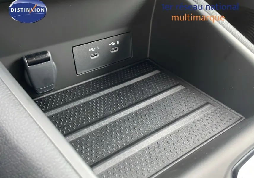 Gros plan sur la console centrale noire du Renault Captur E-Tech Hybrid 2025 avec ports USB-C doubles visibles.