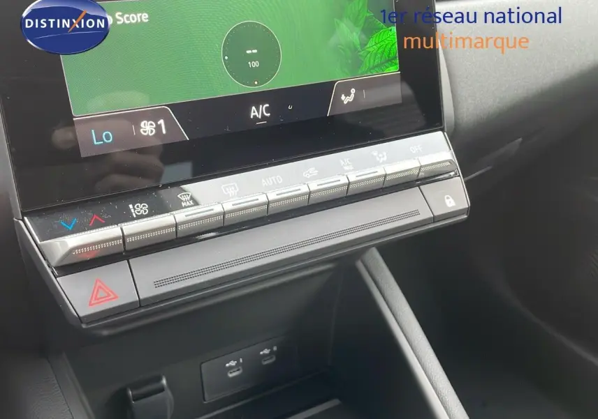 Gros plan sur la console centrale avec écran tactile et commandes climatisation du Renault Captur blanc nacré toit beige 2025.