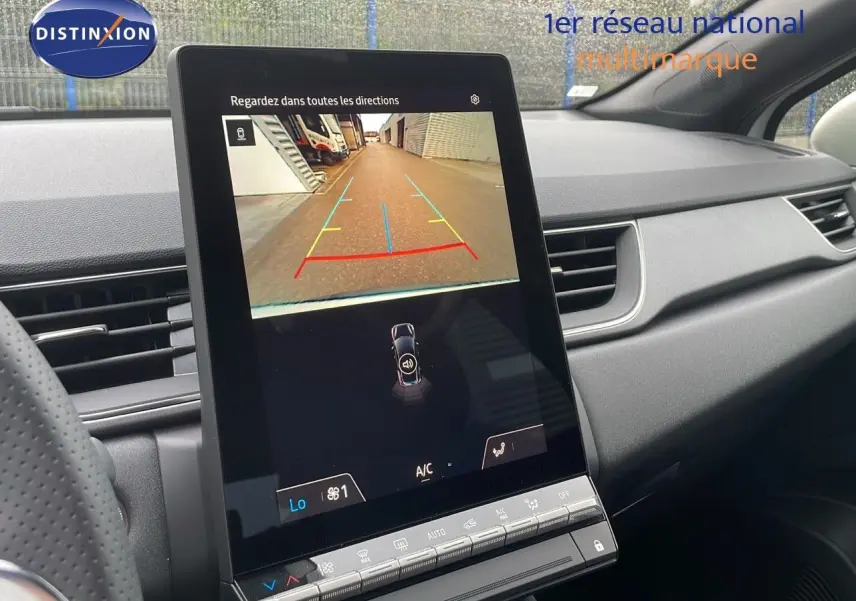 Écran central affichant la caméra de recul dans l'habitacle gris du Renault Captur blanc nacré toit beige.