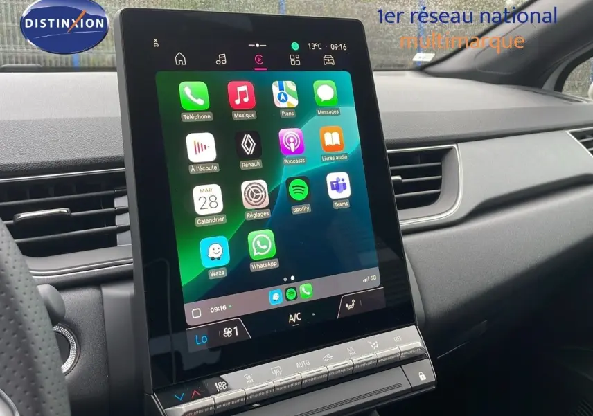 Vue intérieure du tableau de bord du Renault Captur blanc nacré, avec écran tactile central affichant des applications connectées.