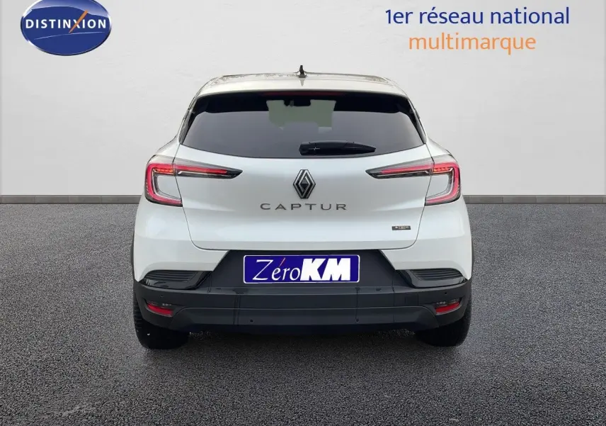 Vue arrière d'un Renault Captur blanc nacré avec toit beige, affichant ses feux LED et logo central.