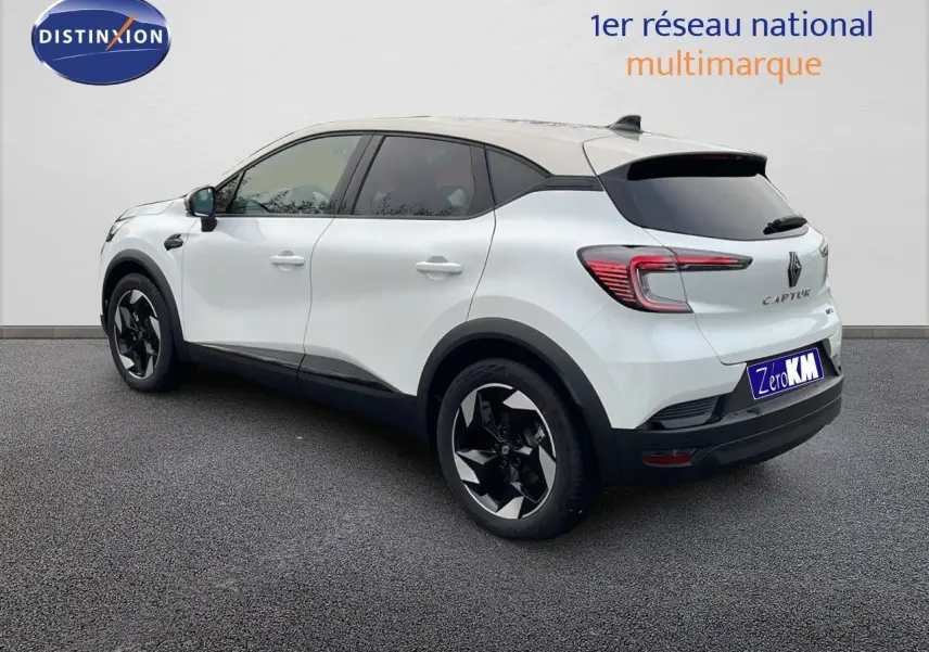 Vue 3/4 arrière droite du Renault Captur blanc nacré avec toit beige et jantes noires au design moderne.