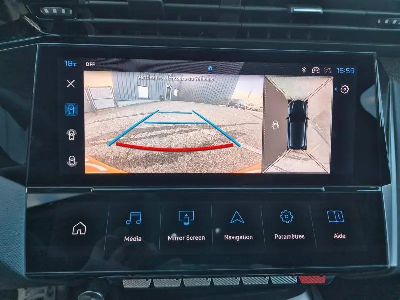 Écran tactile de la Peugeot 308 montrant la caméra de recul et la vue 360° du véhicule en stationnement.
