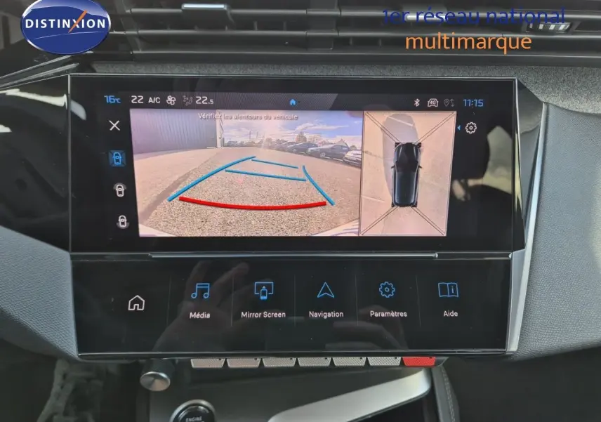 Écran tactile intérieur montrant la caméra de recul et la vue 360° dans une Peugeot 308 Vert Olivine.