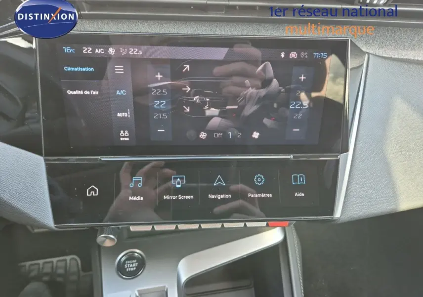 Vue rapprochée de la console centrale tactile de la Peugeot 308 2023 en Vert Olivine, affichant la climatisation bi-zone.