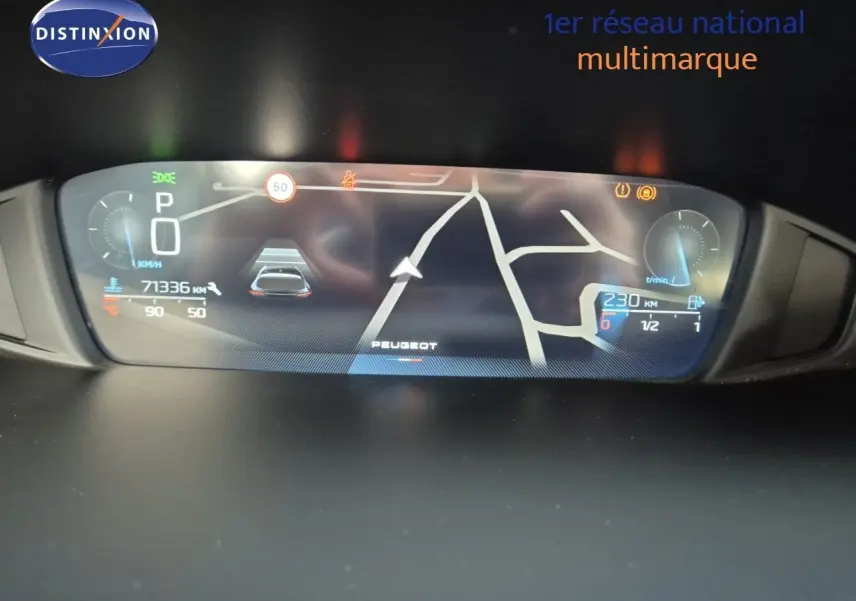 Affichage numérique du tableau de bord de la Peugeot 308 2023 montrant la navigation et les indicateurs de vitesse et carburant.