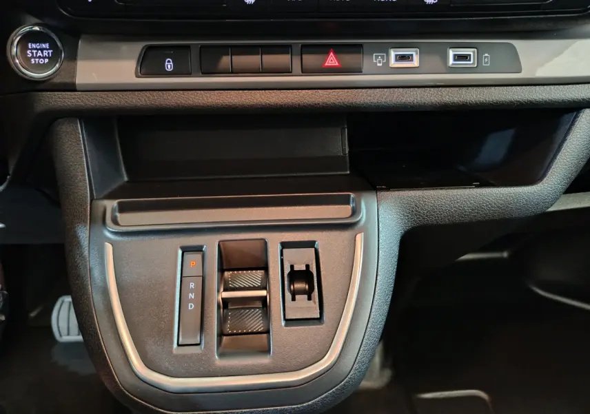 Vue rapprochée de la console centrale noire du Citroën Jumpy XL 2025 avec commandes de boîte auto et boutons multifonctions.