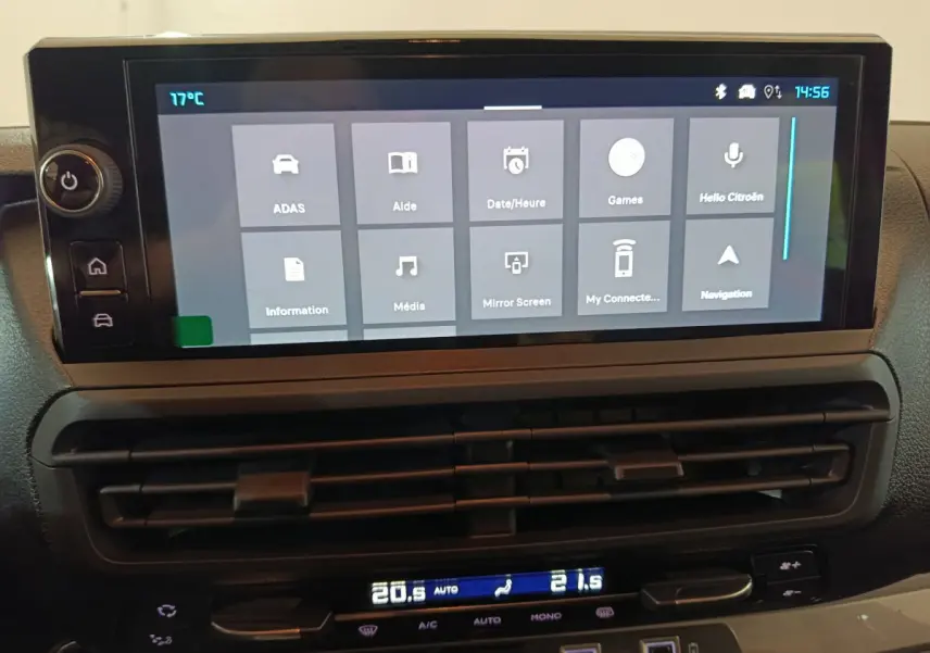 Écran tactile central affichant les options multimédia et climatisation dans un Citroën Jumpy XL noir 2025