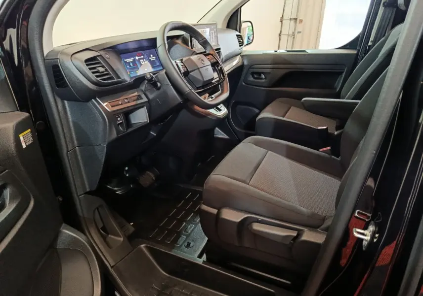Intérieur avant droit du Citroën Jumpy XL noir 2025, montrant sièges tissu et tableau de bord digital moderne.