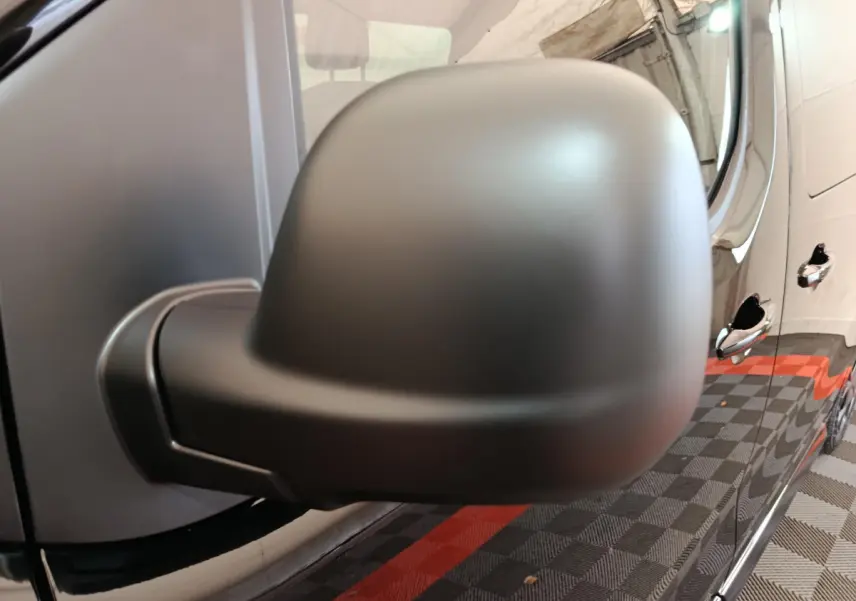 Rétroviseur côté gauche noir mat en gros plan sur Citroën Jumpy XL 2025 avec portières brillantes visibles en arrière-plan.