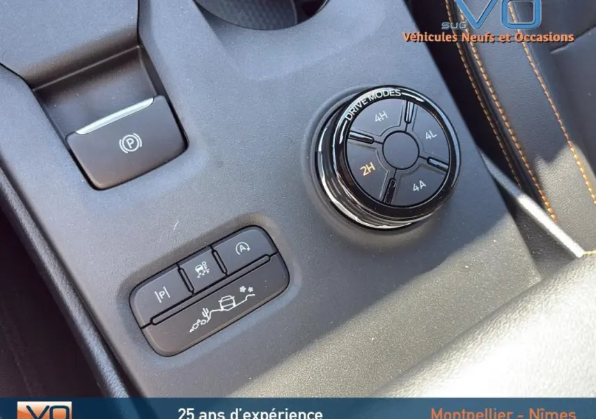 Gros plan sur la molette de modes de conduite et les boutons de contrôle du Ford Ranger Wildtrak noir, intérieur console centrale.