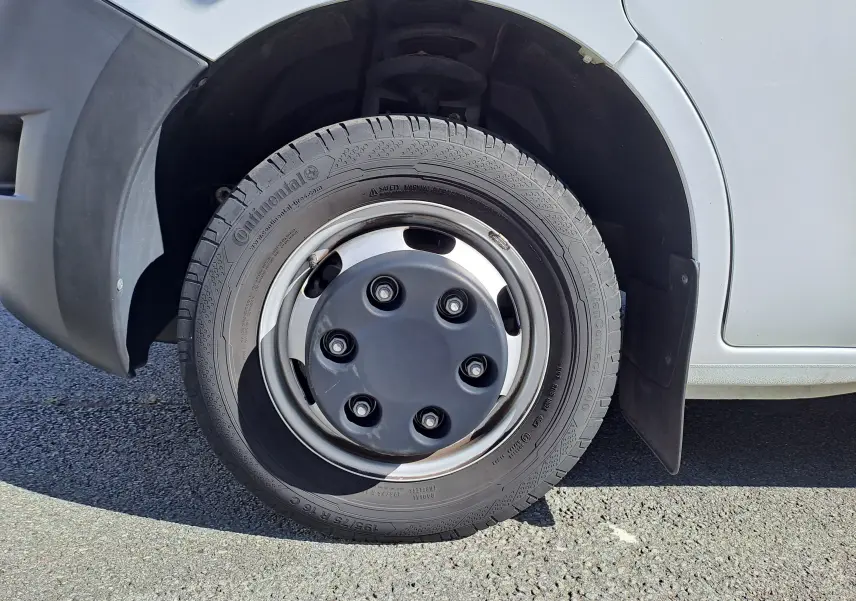 Gros plan sur la roue avant droite blanche du Nissan Interstar Chassis Cabine 2024 avec pneu Continental.