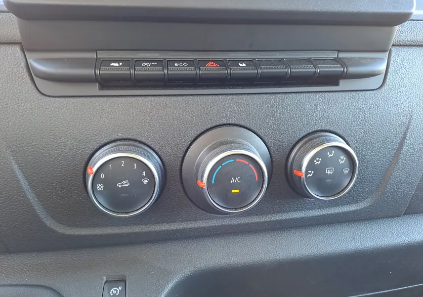 Détail des commandes de climatisation et boutons de fonction du tableau de bord du Nissan Interstar Châssis Cabine blanc 2024.