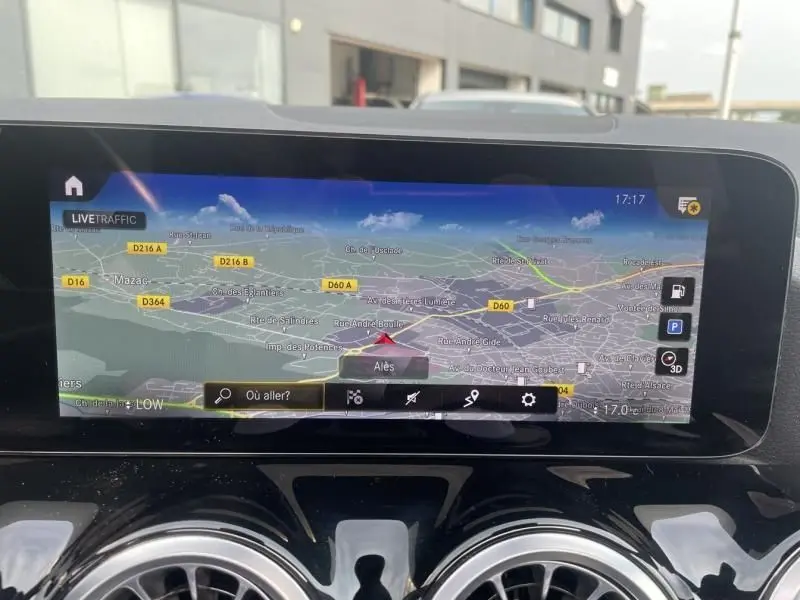 Affichage de l'écran de navigation GPS du Mercedes GLA 200 D AMG-LINE 2022, avec carte en 3D et commandes tactiles visibles.