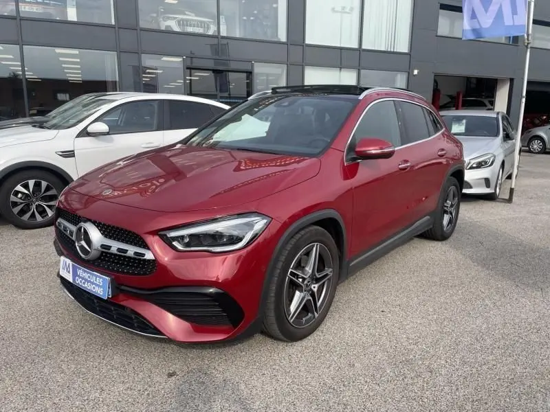 Mercedes GLA 200 D AMG-Line rouge métal vue 3/4 avant droit, avec jantes alliage et calandre sport noire.