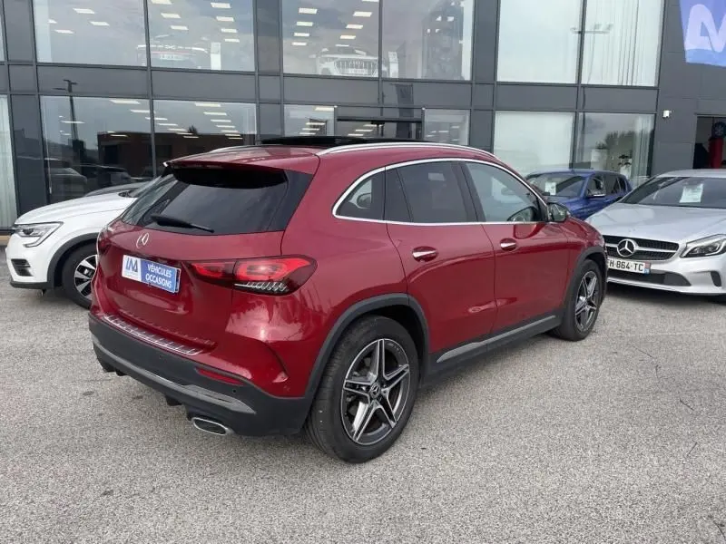 Mercedes GLA 200 D AMG-Line rouge métal vue 3/4 arrière droit, avec jantes alliage et vitres teintées.