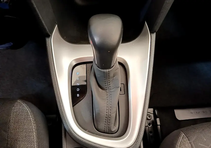 Le levier de vitesses automatique noir de la Toyota Yaris Cross 1.5 Hybrid, vu de dessus au centre de la console.